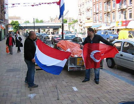 De Turkse en Nederlandse vlag samen in top.