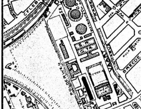 Een kaartje van het Polderweggebied omstreeks 1935. Rechtsonder wordt met de tekst Zwem inr.  het Sportfondsenbad aangegeven. Daarboven zijn het natuurbad en de taludtribune ingetekend. Op de achtergrond de gebouwen van de gemeentetram, de stadsreiniging