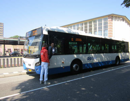 Bus 62 met chauffeur en passagier (figurant)  voor het Amstelstation.