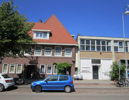 Links de huizen Zeeburgerdijk 205 en 207. Op de zolderverdiepingen nestelde zich het vuur.