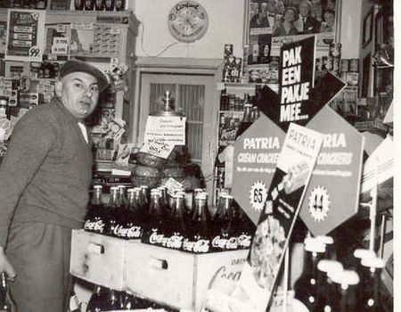 Piet van den Heuvel in zijn winkel.