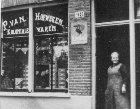 Kruidenierswinkel A. van Hofwegen Von Zesenstraat 98 -  ± 1937