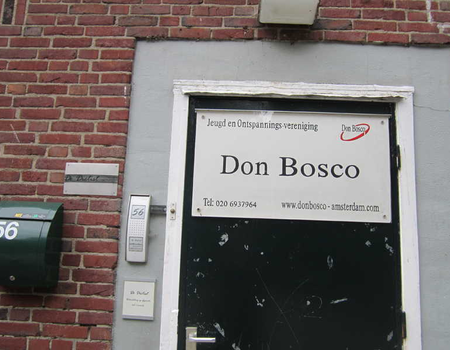 De ingang naar de kelder onder de kerk waar Don Bosco nog steeds activiteiten organiseert.