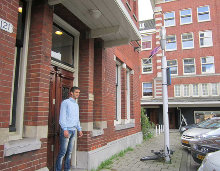 Het oude politiebureau in de Linnaeusstraat. De foto is ongeveer op dezelfde plek genomen als in het krantenbericht 0273. Op de achtergrond de modezaak van Winter. Ook in 1959 was deze zaak er al, maar dan van zijn vader Guus de Winter.