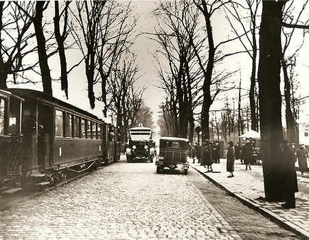 De Gooische Stoomtram op de Middenweg ter hoogte van de Kruislaan -  1930