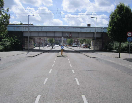 Het viaduct tussen de Beukenweg (voorgrond) en de Maritzstraat anno 2012.
