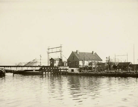 De spoorbrug over de Weespertrekvaart. Rond 1930.