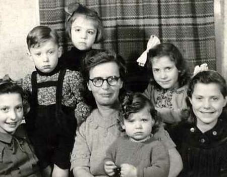De moeder van Anneke Vas Dias met 5 van haar kinderen.