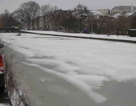 Op 10 januari 2010 lag er wel ijs op het water van de Transvaalkade, maar ook een hoop sneeuw!