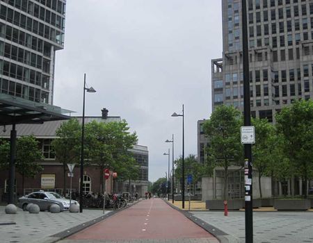 Het fietspad op de plek waar eens de Keulsche Vaart liep. Links de Breitnertoren en het Blookerhuisje. Rechts de Rembrandttoren.