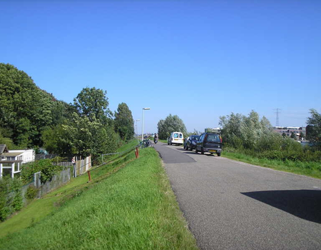 De Diemerzeedijk richting Amsterdamse Brug. Rechts op de achtergrond de huizen van IJburg.