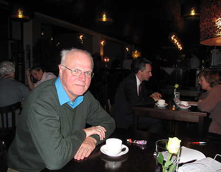 Frans haalt herinneringen op in het Casa café, december 2009.