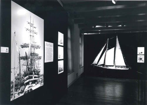 Piet van Roemburg, Introductiezaal op tentoonstelling ‘For Sail’ met scheepsmodel van ‘De Eendracht´, Amsterdam Museum, 1991