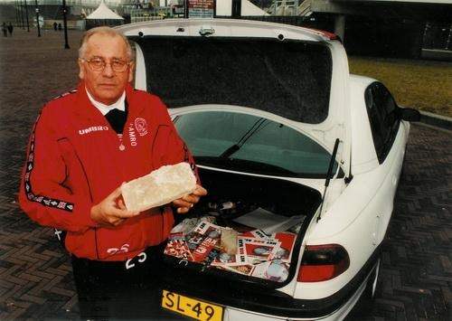 Bobby Haarms met wat bakstenen van Stadion de Meer in zijn kofferbak, voor de Arena.