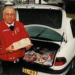 Bobby Haarms met wat bakstenen van Stadion de Meer in zijn kofferbak, voor de Arena.