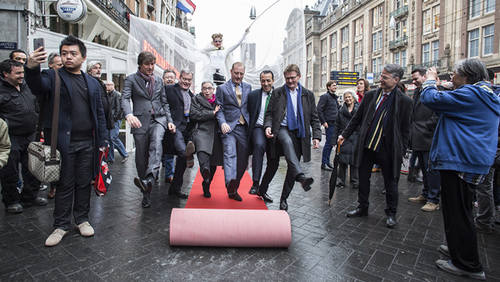 Feestelijke opening Damrak als eerste fase van de Rode Loper, 24 maart 2015. Foto van amsterdam.nl.