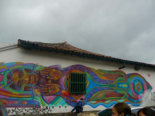 Guache. “Nuestra Norte es el Sur” (Ons Noorden is het Zuiden). Rechts van de muurschildering is een witte veeg te zien. De gemeente heeft geprobeerd de muurschildering over te verven, maar de buurtbewoners gingen in protest omdat zij deze muurschildering prefereren boven een muur vol met tags. Foto: met dank aan Fenna Smits 