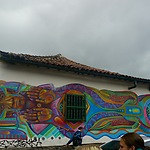 Guache. “Nuestra Norte es el Sur” (Ons Noorden is het Zuiden). Rechts van de muurschildering is een witte veeg te zien. De gemeente heeft geprobeerd de muurschildering over te verven, maar de buurtbewoners gingen in protest omdat zij deze muurschildering prefereren boven een muur vol met tags. Foto: met dank aan Fenna Smits 