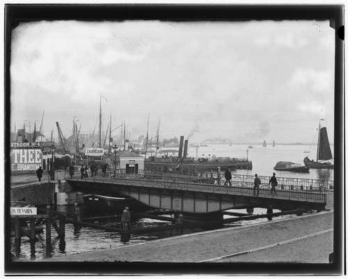 Jacob Olie, De Ruijterkade met op de voorgrond brug over Westelijke Doorvaart en Westertoegang, 1892. Foto Stadsarchief Amsterdam