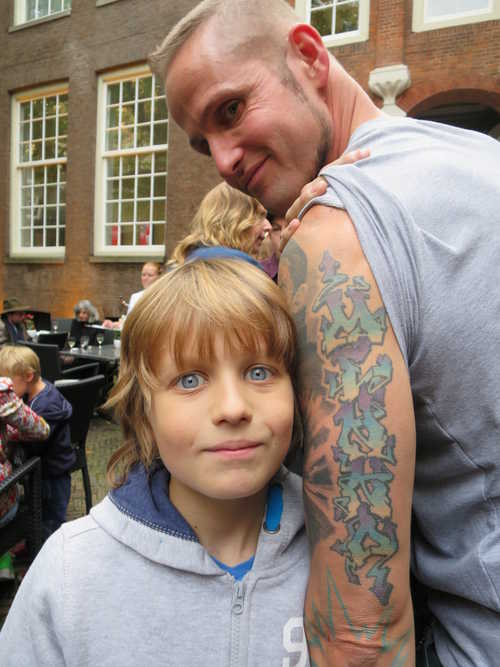 Tijdens de opening van Graffiti: Menno en Nico (met Menno tattoo op zijn arm). Foto Annemarie de Wildt