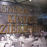 Letters EMMA KINDERZIEKENHUIS, 1899. Hier te zien als deel van de vitrine ‘Kinderziekenhuis’ in Amsterdam Museum, 1999-2014