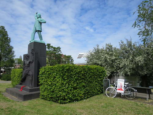 iProvo #11 bij standbeeld Domela Nieuwenhuis