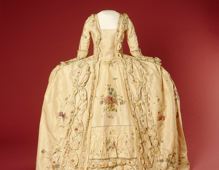Robe à la française, West-Europa, ca. 1755-1760. Collectie Amsterdam Museum.