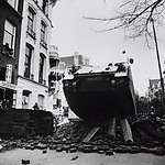 Een tank rijdt over de barricade van de krakers, 3 maart 1980 (foto: Maurice Boyer)
