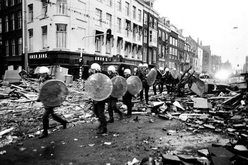 Een groep ME’ers loopt door de resten van de barricades, 3 maart 1980 (foto: Maurice Boyer). 