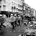 Een groep ME’ers loopt door de resten van de barricades, 3 maart 1980 (foto: Maurice Boyer). 