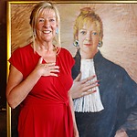 Karin van Ringen voor het portret dat Aat Veldhoen van haar schilderde. foto Karin Pastoor