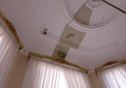 Plafond met gordijnkappen, huidige situatie.
