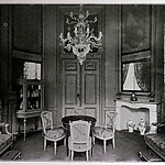 Foto van de koepelkamer uit Boon’s Geïllustreerd Magazijn, 1906. Op de deurpanelen en boven de spiegels zijn geschilderde ornamenten vaag zichtbaar.