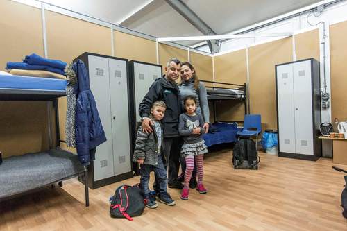 Een gevlucht gezin in de noodopvanglocatie Heumensoord bij Nijmegen (foto: Maurice Boyer).
