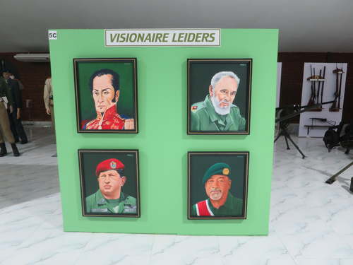Portretten van de ‘visionaire leiders’  in Legermuseum Paramaribo