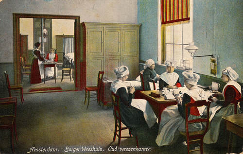 Handwerk in het Burgerweeshuis, gekleurde ansichtkaart, ca. 1904. Collectie Amsterdam Museum, A 41442.