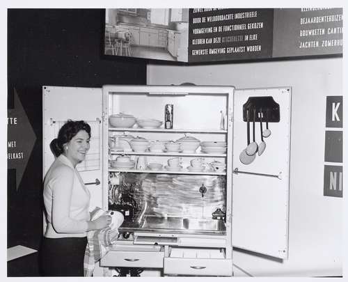 Comoplete kitchenette in een kast, Huishoudbeurs 1956. Archief AHF, BG B28/298 