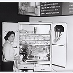 Comoplete kitchenette in een kast, Huishoudbeurs 1956. Archief AHF, BG B28/298 