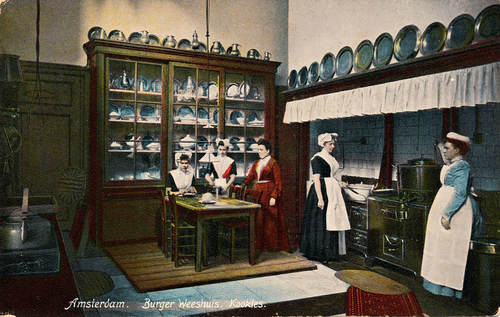 Kookles in het Burgerweeshuis, gekleurde ansichtkaart, ca. 1904. Collectie Amsterdam Museum, A 41444