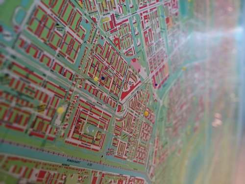 Kaart van Amsterdam, waar bezoekers met spelden hun woonlocatie op konden aangeven.