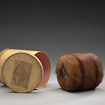 Schenking van mevrouw Klomp: een mof van vossenbont met doos, oorspronkelijk gekocht door Mijntje Kuiper, ca. 1930, Amsterdam Museum.