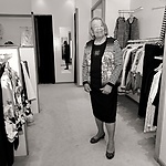 Eveline past kleding in modehuis Klomp te Barneveld. Foto door Annelies Barendrecht, 2015