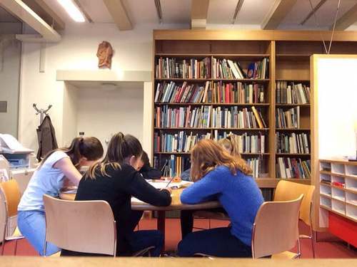 De vijf groep 8-ers aan het brainstormen over de thema’s in de bibliotheek van het Amsterdam Museum.