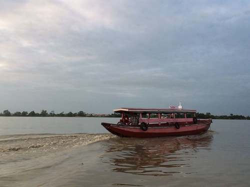 Het bootje van Paramaribo naar Nieuw Amsterdam. Foto  Anouk Mooijman