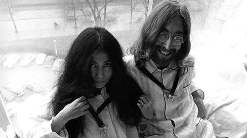 John Lennon en Yoko Ono in bed in het Hilton Hotel. Foto: Cor Jaring