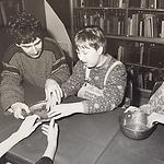 Frans bij een bezoek van visueel gehandicapte kinderen aan het museum, 1992