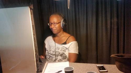 Folami zit klaar in de studio om teksten in te spreken