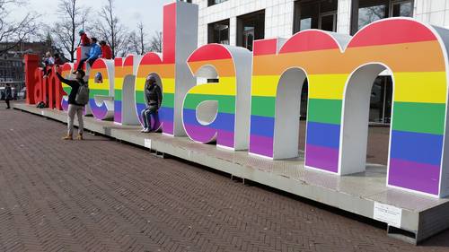 De regenboogletters van Iamsterdam trokken veel bekijks.  