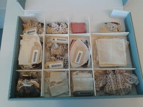 Een doos met miniatuurkleding. Foto: Judith van Amelsvoort