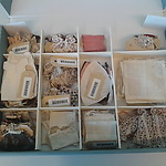 Een doos met miniatuurkleding. Foto: Judith van Amelsvoort